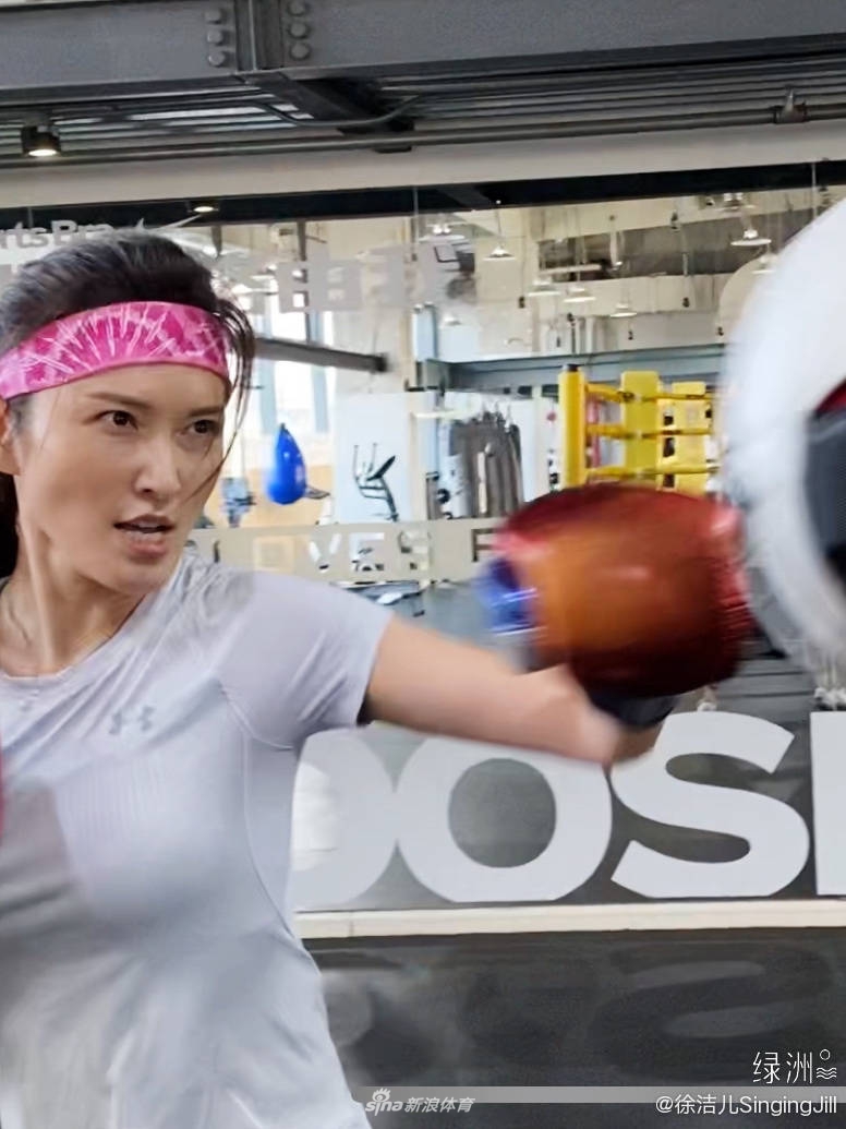 美女演员徐洁儿颠覆形象 与姐妹一起练拳击