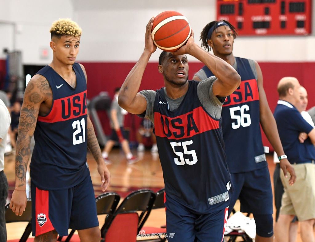 美国男篮大合影出炉C位竟是他 绿军4人组抱团 湖人独苗大呼孤独