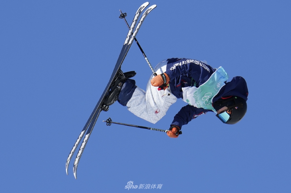 新浪直击谷爱凌为中国夺得第三金