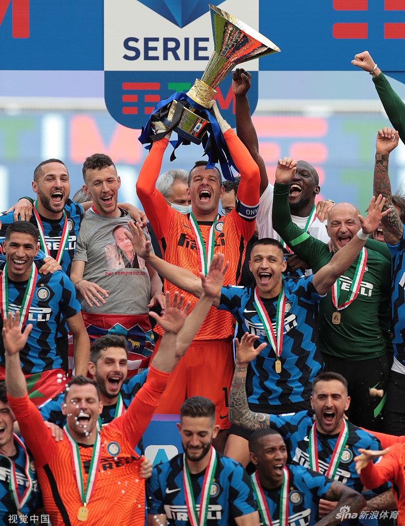 荣耀时刻！国米时隔11年再捧意甲冠军奖杯
