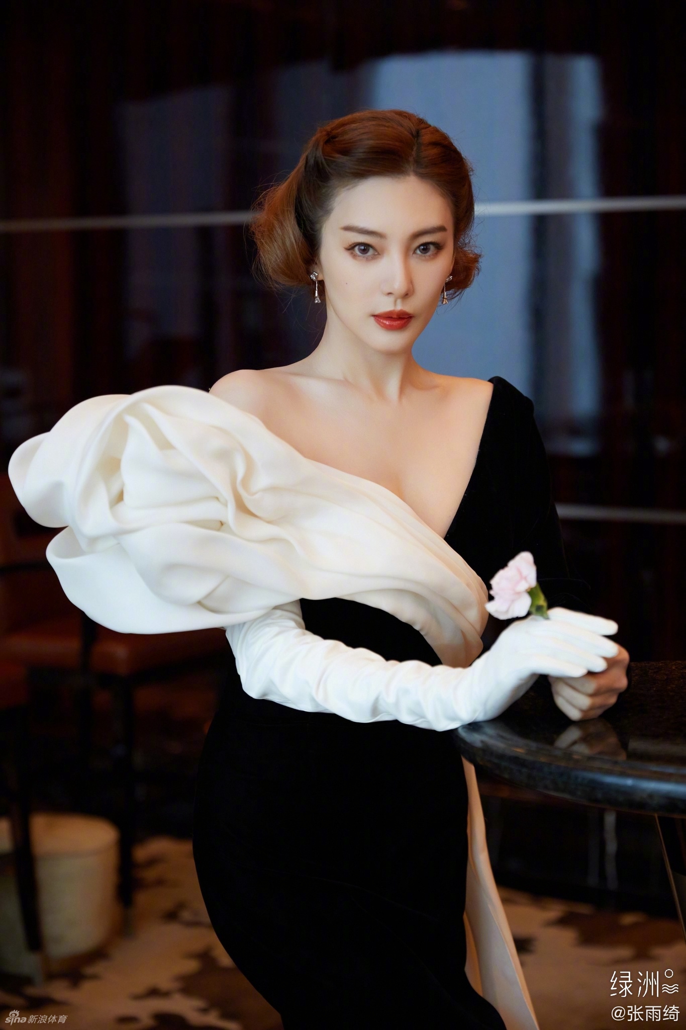 女星张雨绮微博晒健身照：被自己帅到