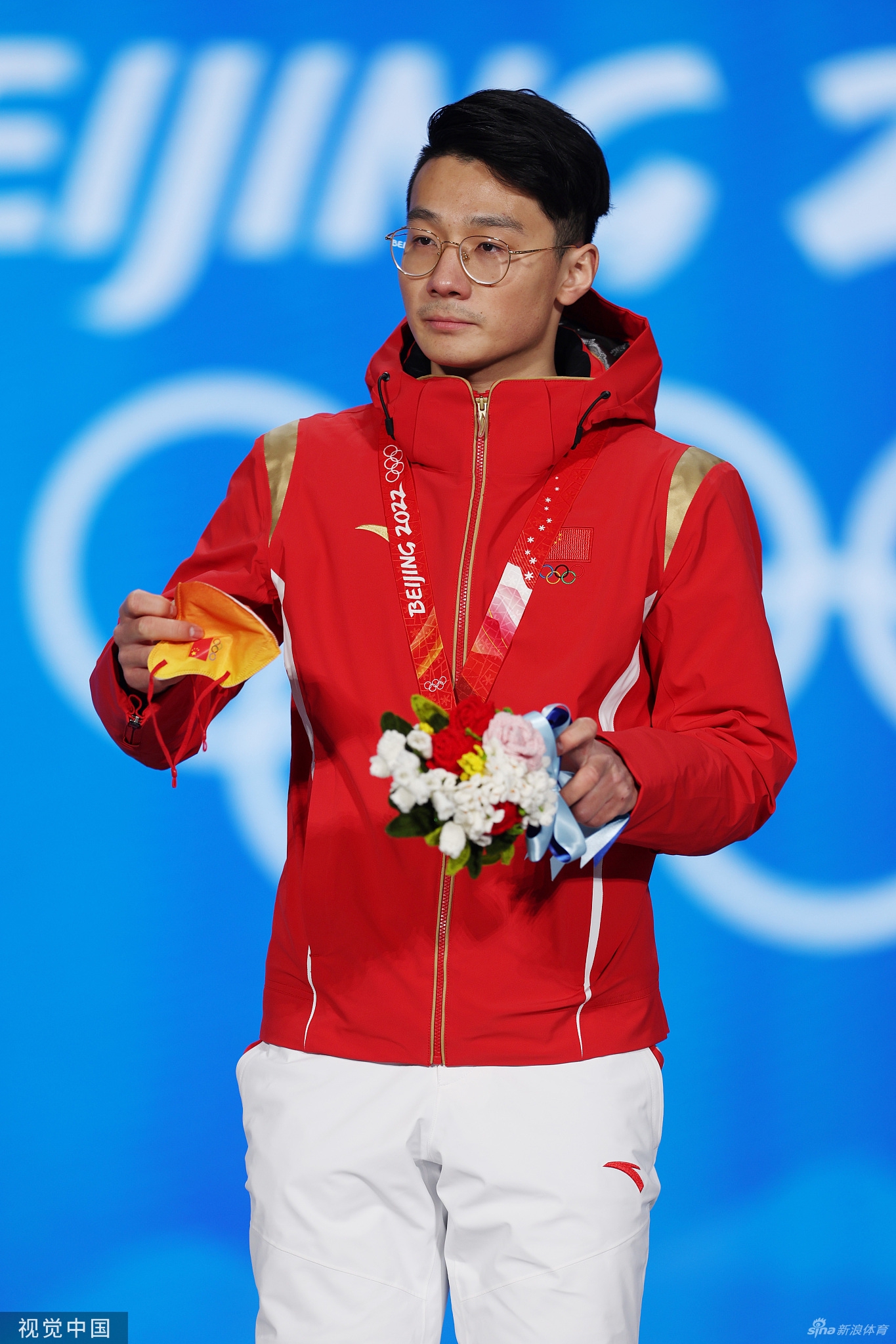 速滑1000米颁奖 任子威李文龙获颁金银牌