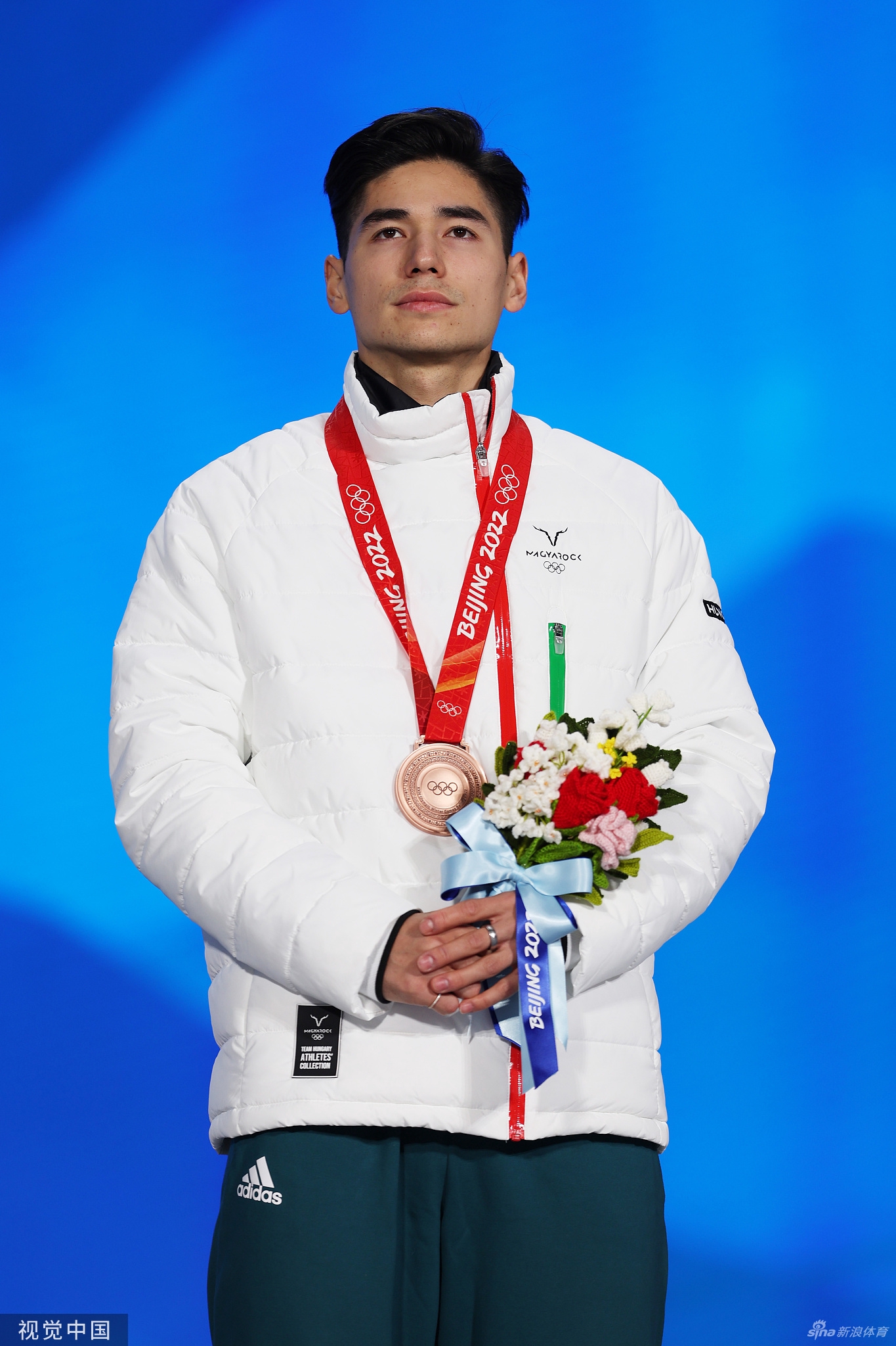 速滑1000米颁奖 任子威李文龙获颁金银牌