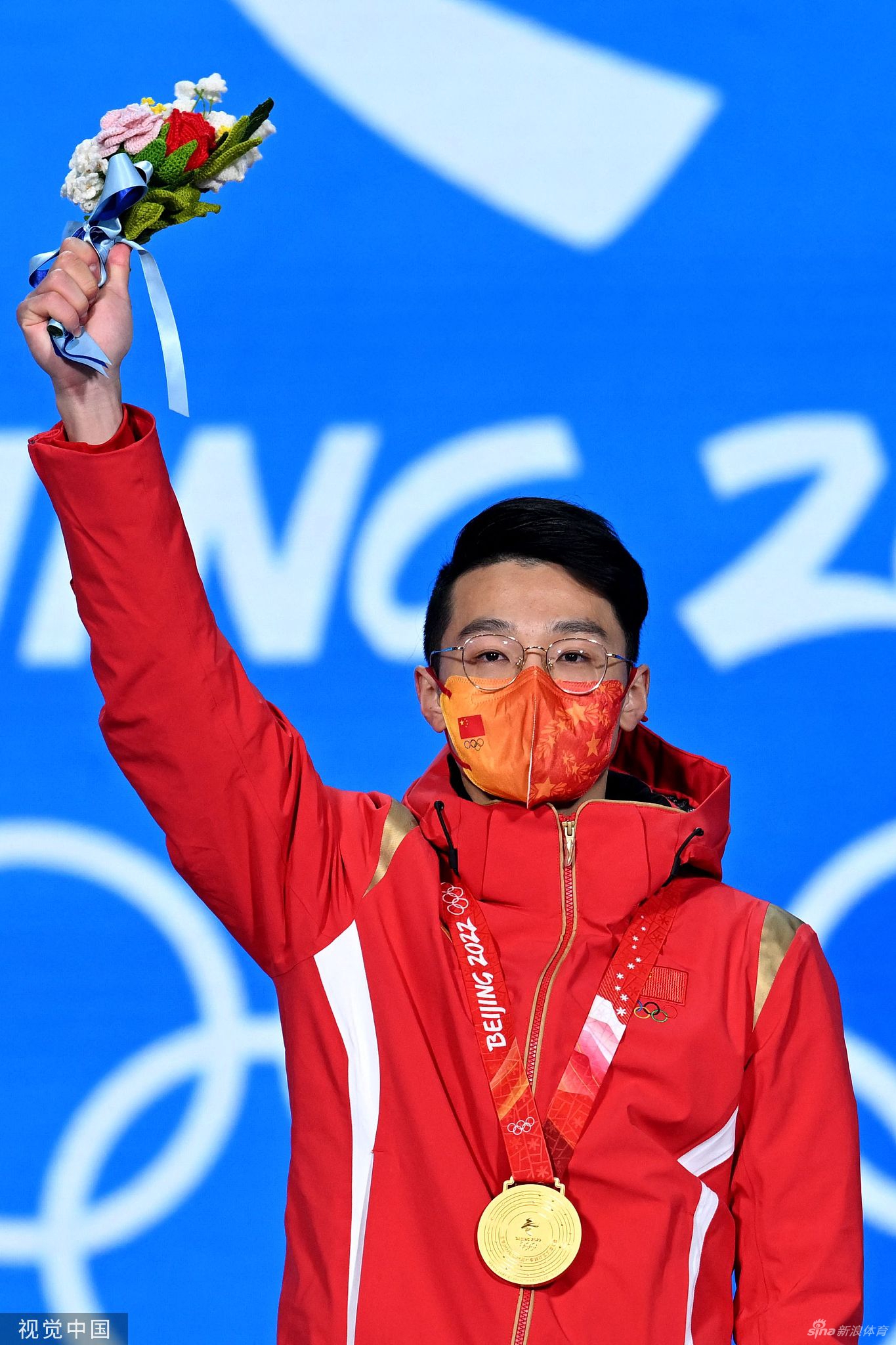 速滑1000米颁奖 任子威李文龙获颁金银牌