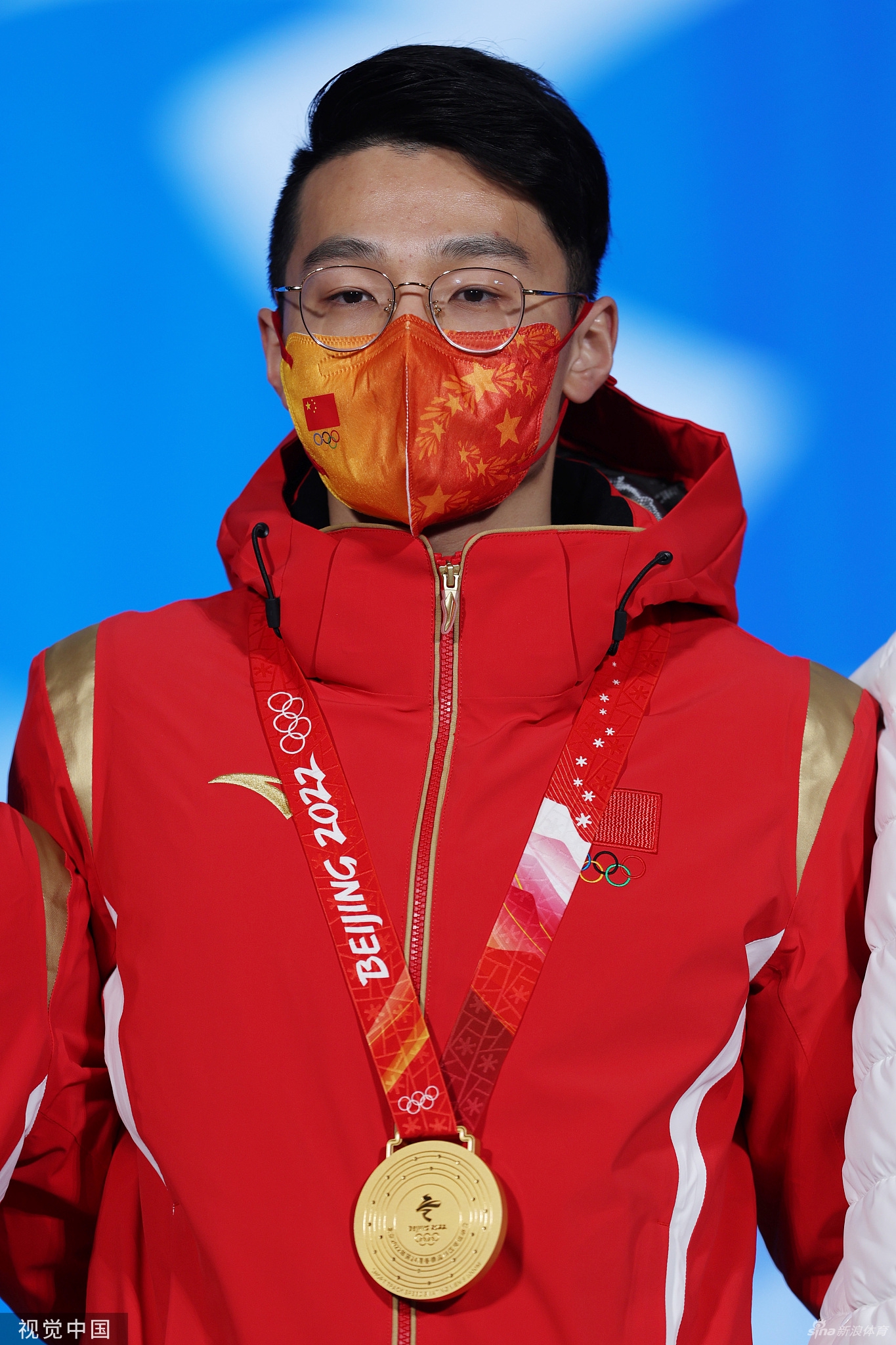 速滑1000米颁奖 任子威李文龙获颁金银牌