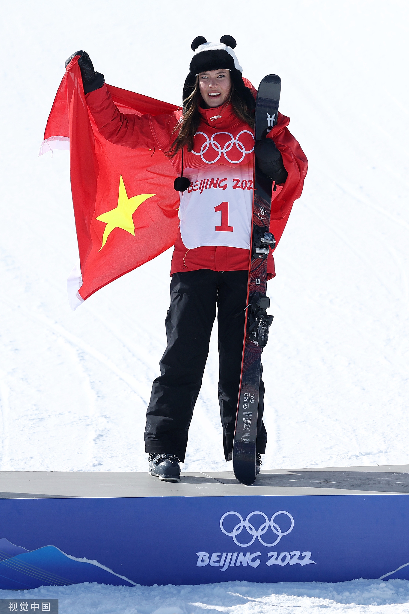 谷爱凌头戴熊猫帽身披国旗参加颁奖仪式