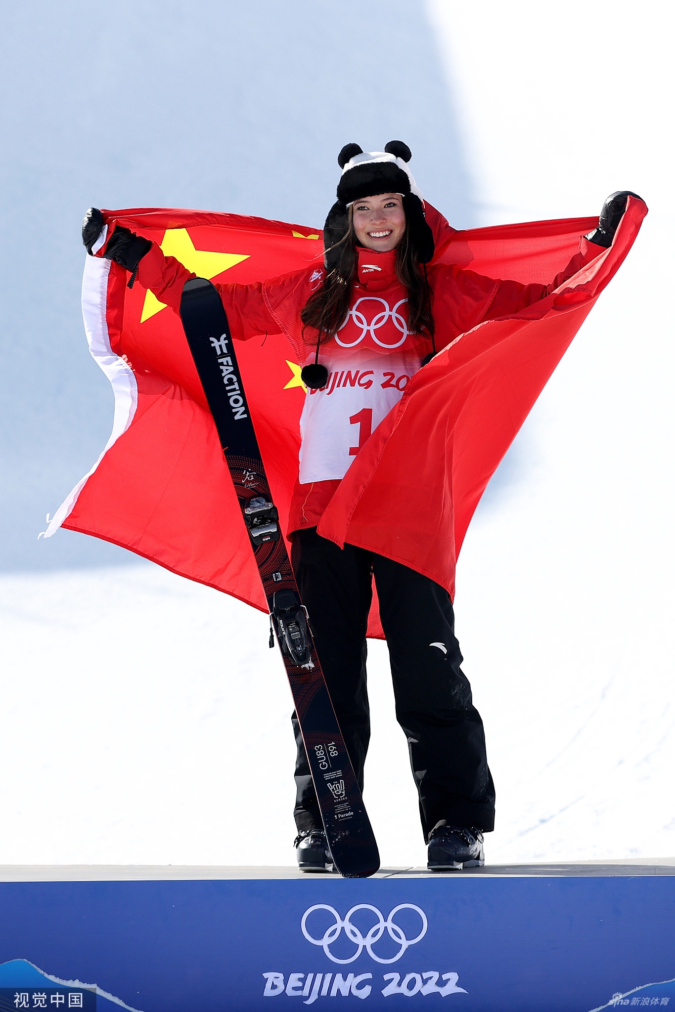 谷爱凌头戴熊猫帽身披国旗参加颁奖仪式