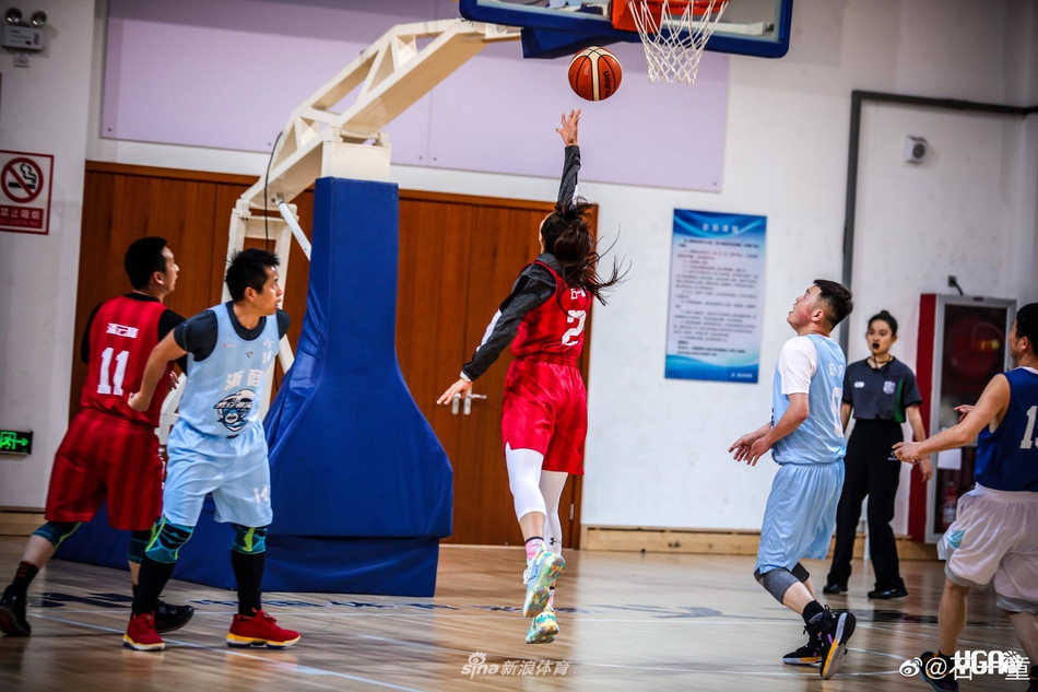 篮球女神石一童晒自拍美照庆祝生日