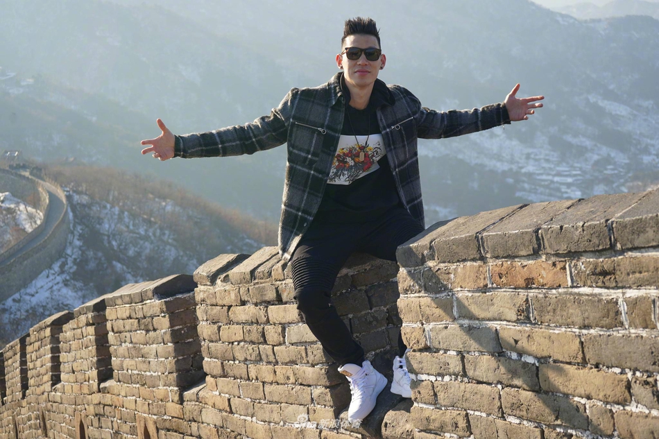 林书豪晒合影为李易峰庆生 称5月8日将有惊喜