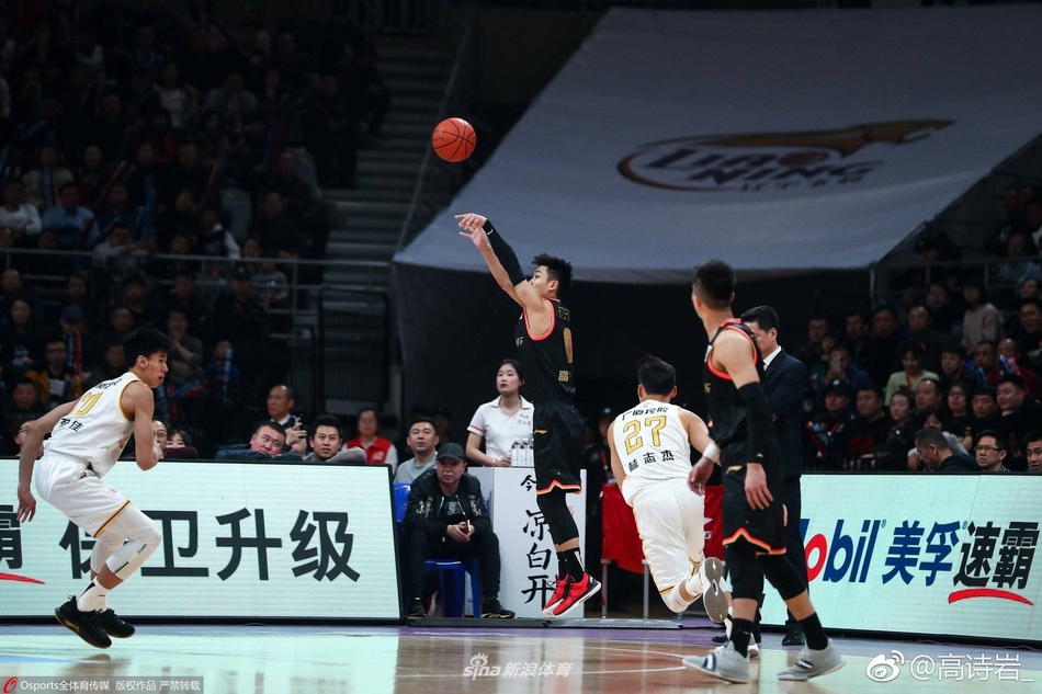 高诗岩变身搬砖工人养家糊口 向劳动人民致敬