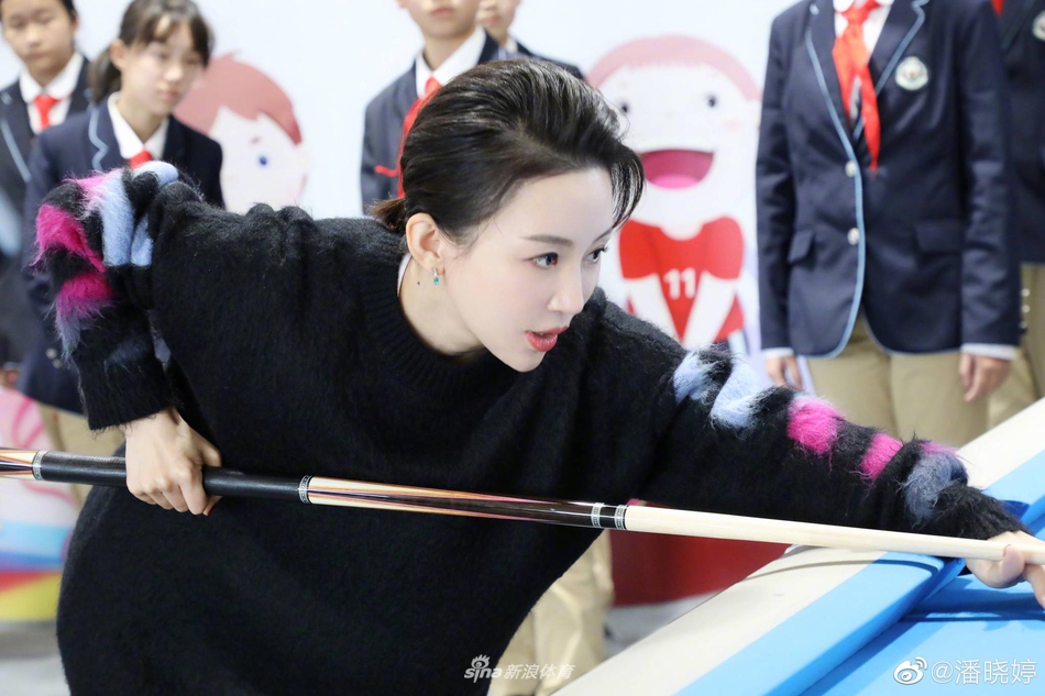 台球天后潘晓婷发自拍与粉丝互动