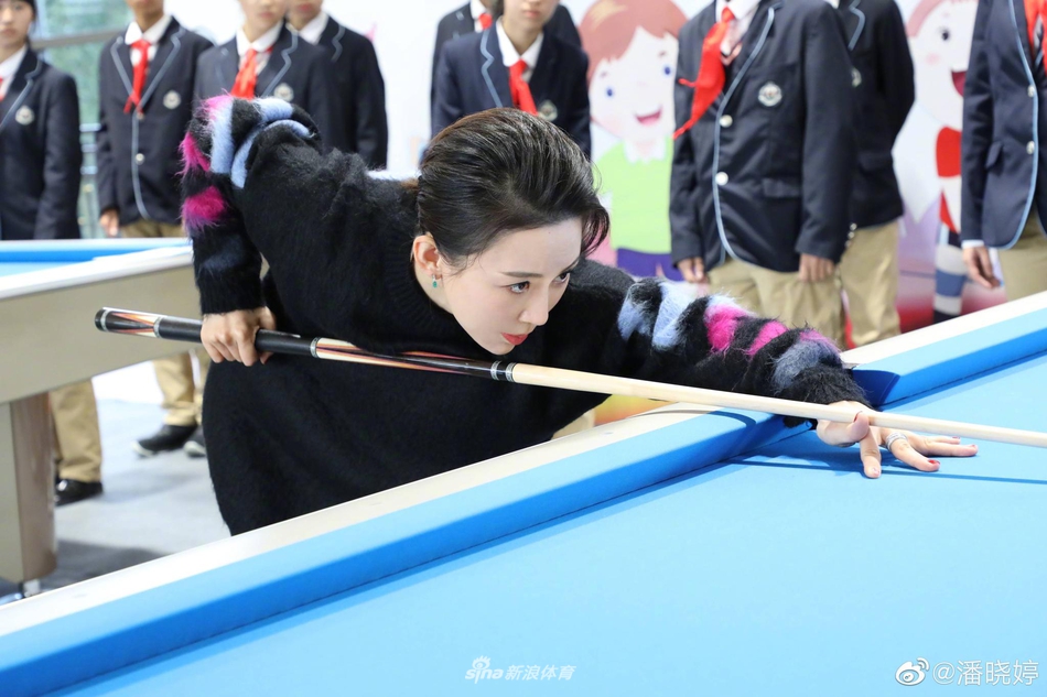 台球天后潘晓婷发自拍与粉丝互动