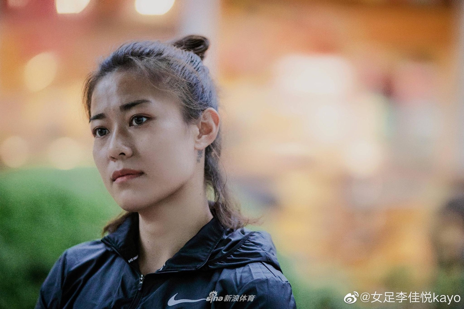李佳悦晒素颜照 "足坛高圆圆"名不虚传_高清图集_新浪网