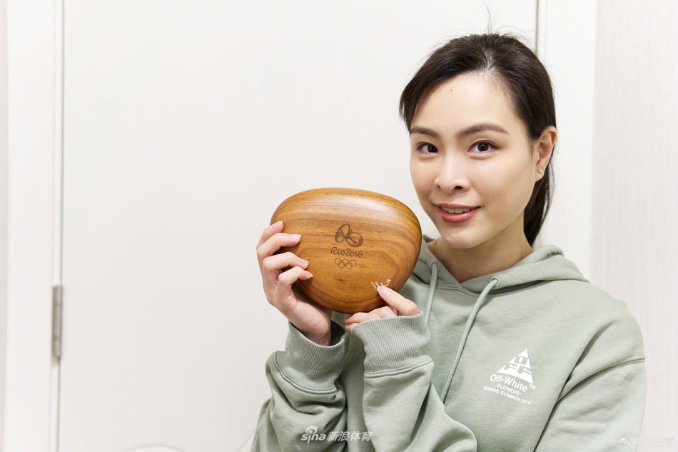 吴敏霞晒“高考准考证”为考生加油