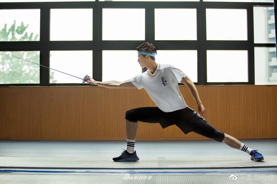 高颜值击剑冠军孙伟帅照 大长腿吸引众多粉丝垂涎