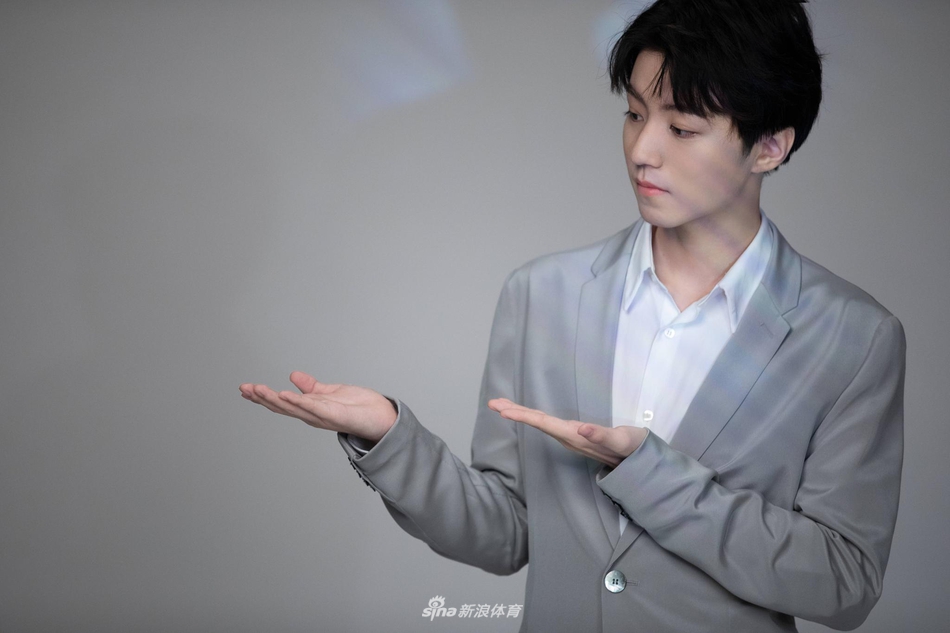 王俊凯绿洲晒健身照 小腿修长手臂肌肉紧实