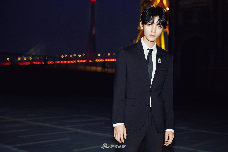 王俊凯绿洲晒健身照 小腿修长手臂肌肉紧实