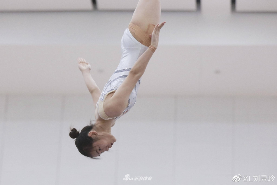 90后蹦床女神刘灵玲晒美照 动作灵活似小精灵
