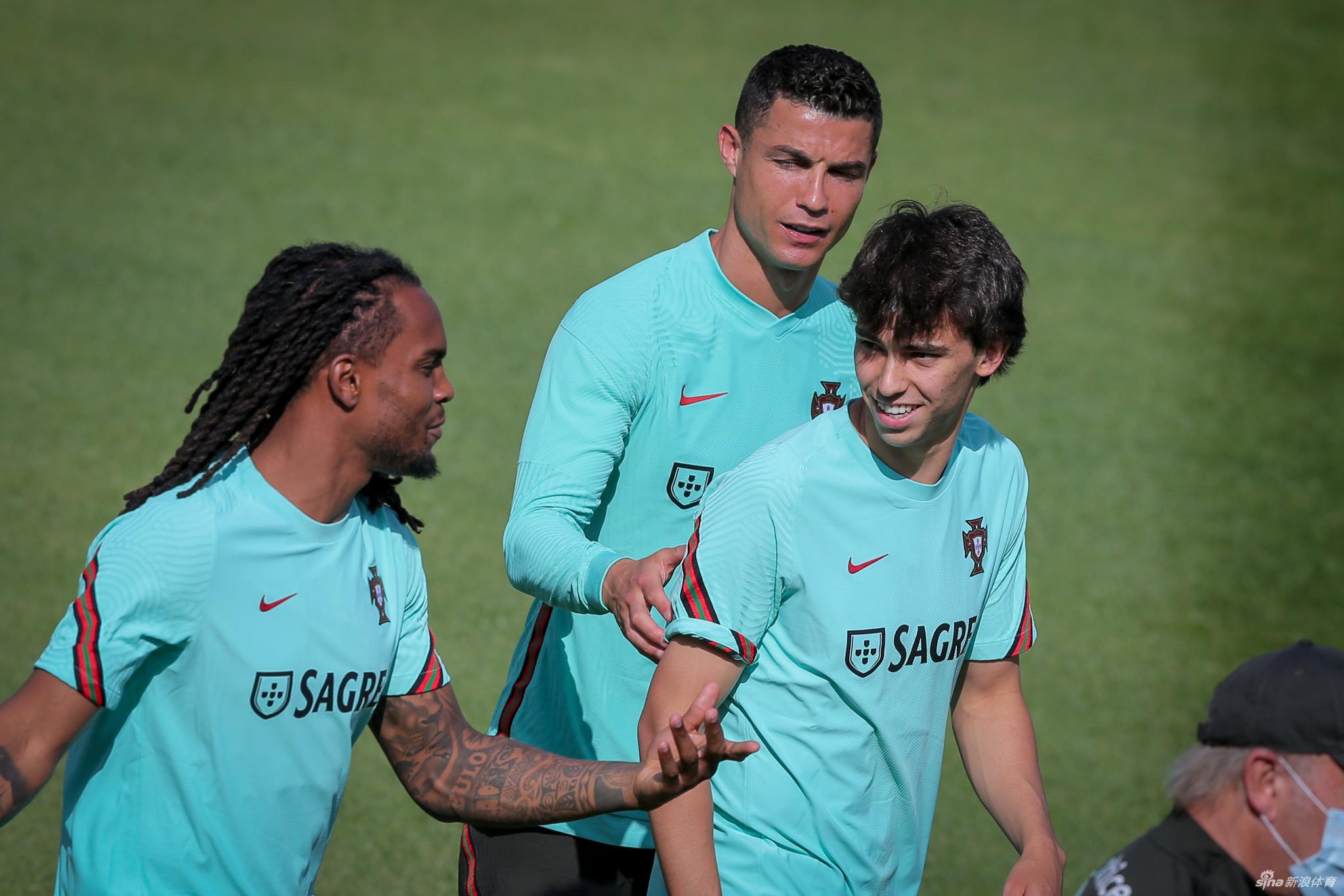 葡萄牙队训练备战欧洲杯 C罗成关注焦点