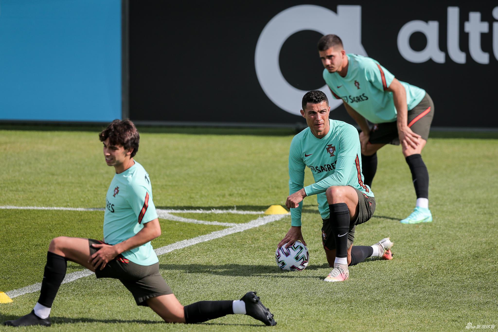 葡萄牙队训练备战欧洲杯 C罗成关注焦点