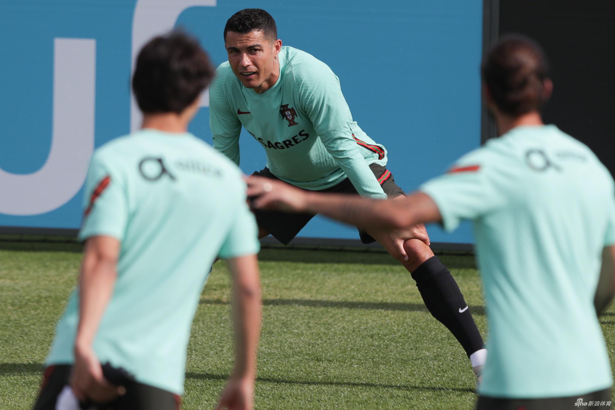 葡萄牙队训练备战欧洲杯 C罗成关注焦点