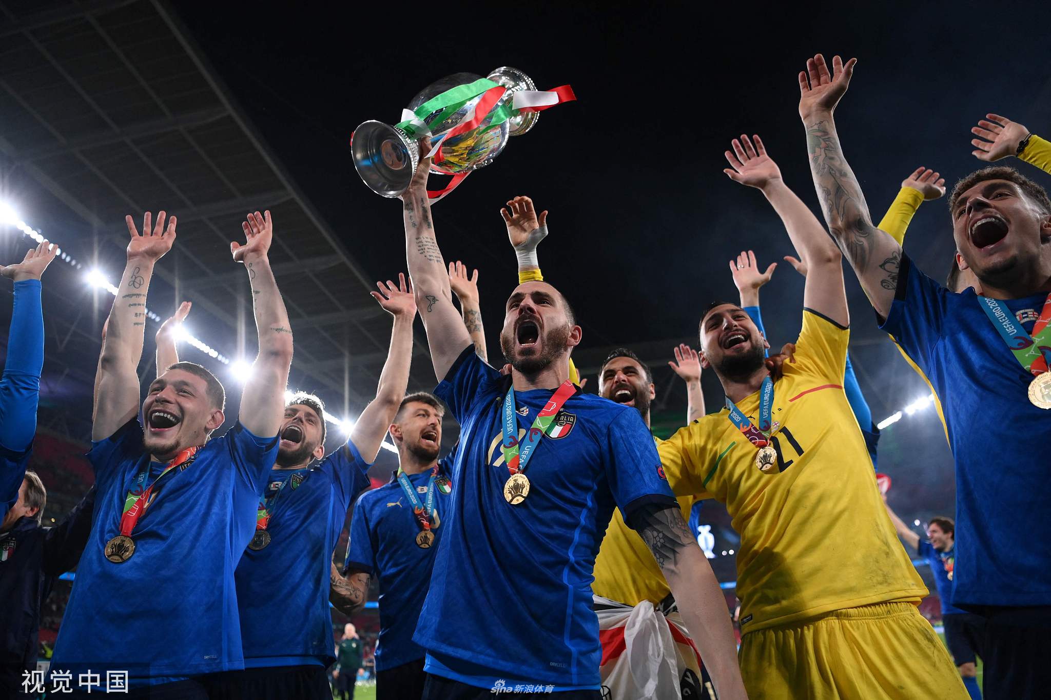 欧洲杯冠军颁奖仪式！意大利队庆祝夺冠