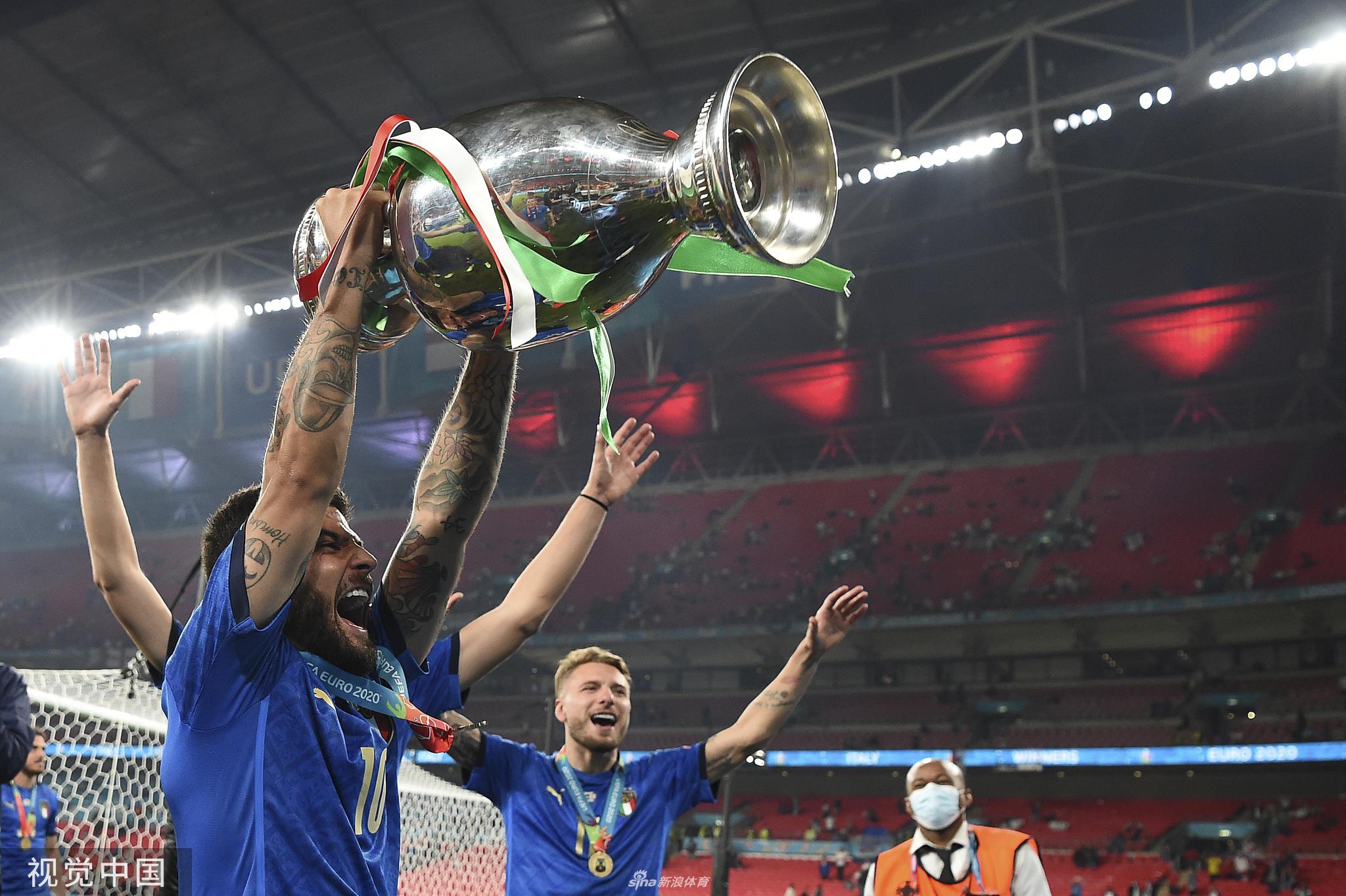 欧洲杯冠军颁奖仪式！意大利队庆祝夺冠
