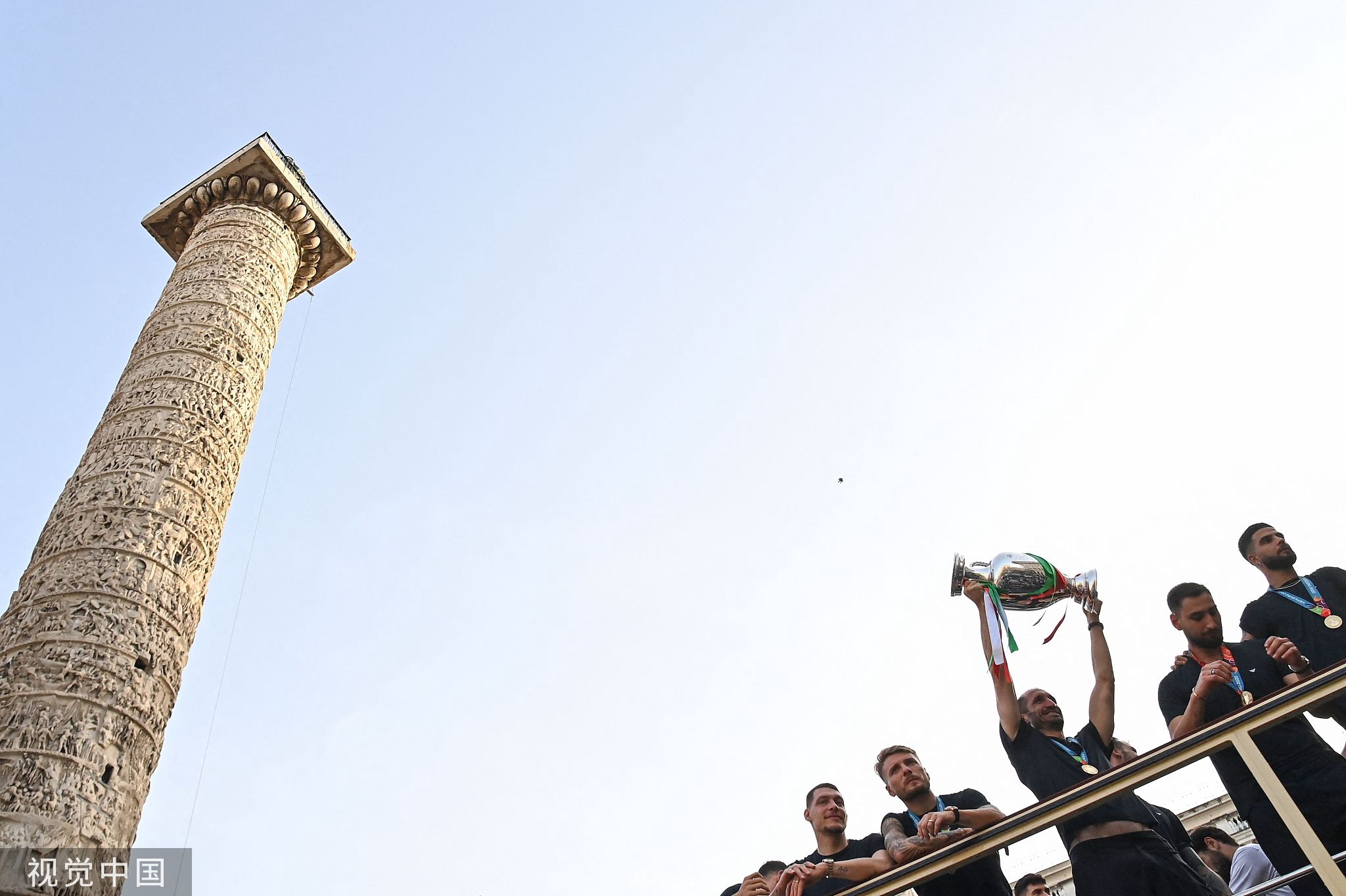 意大利举行欧洲杯夺冠巡游 罗马街头人头攒动