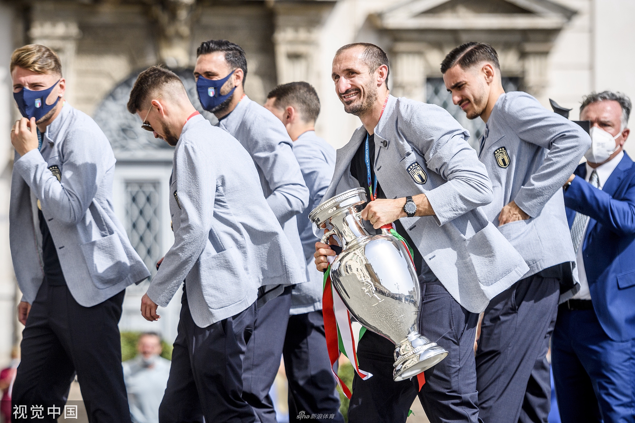 意大利举行欧洲杯夺冠巡游 罗马街头人头攒动