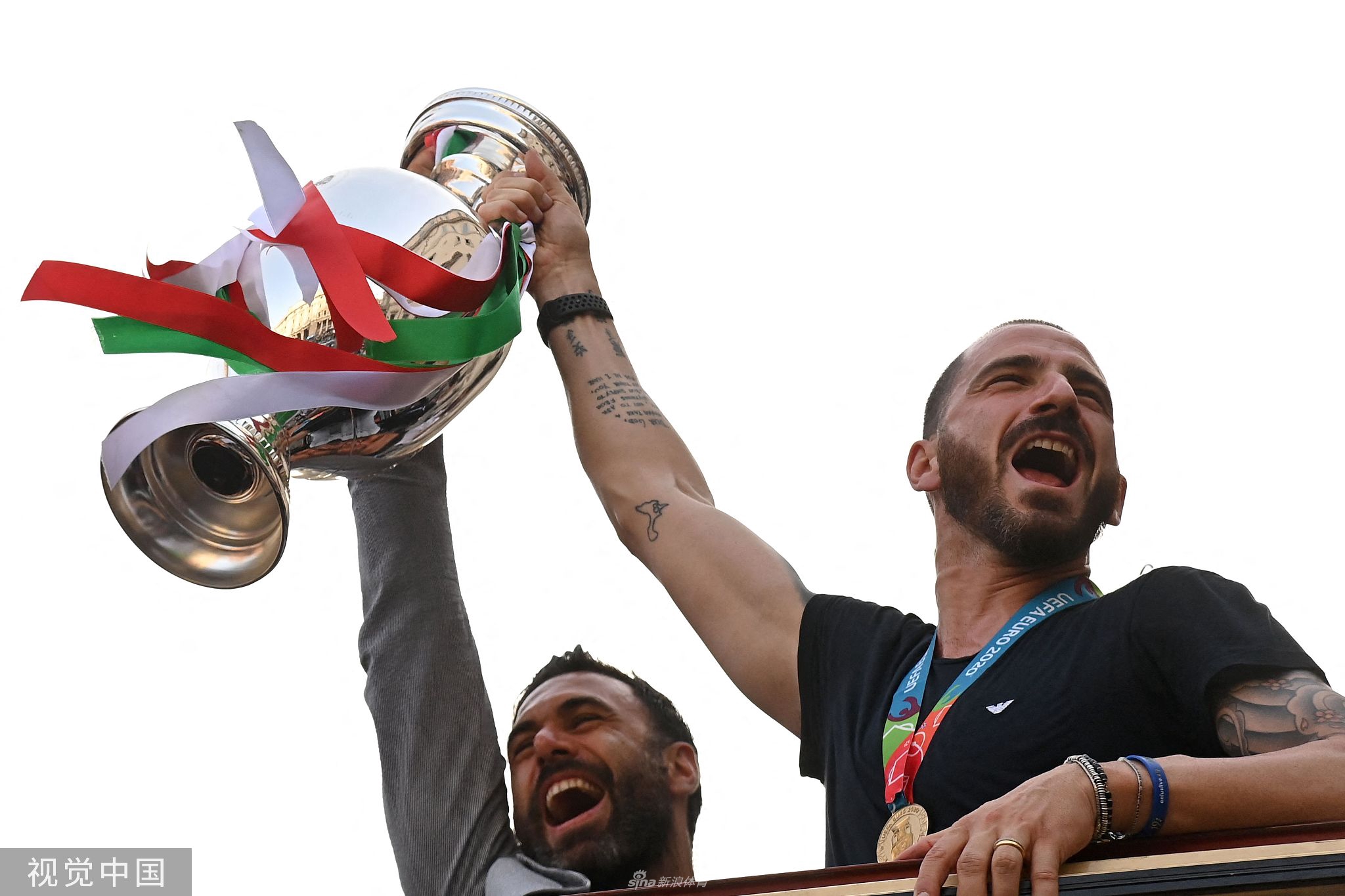 意大利举行欧洲杯夺冠巡游 罗马街头人头攒动