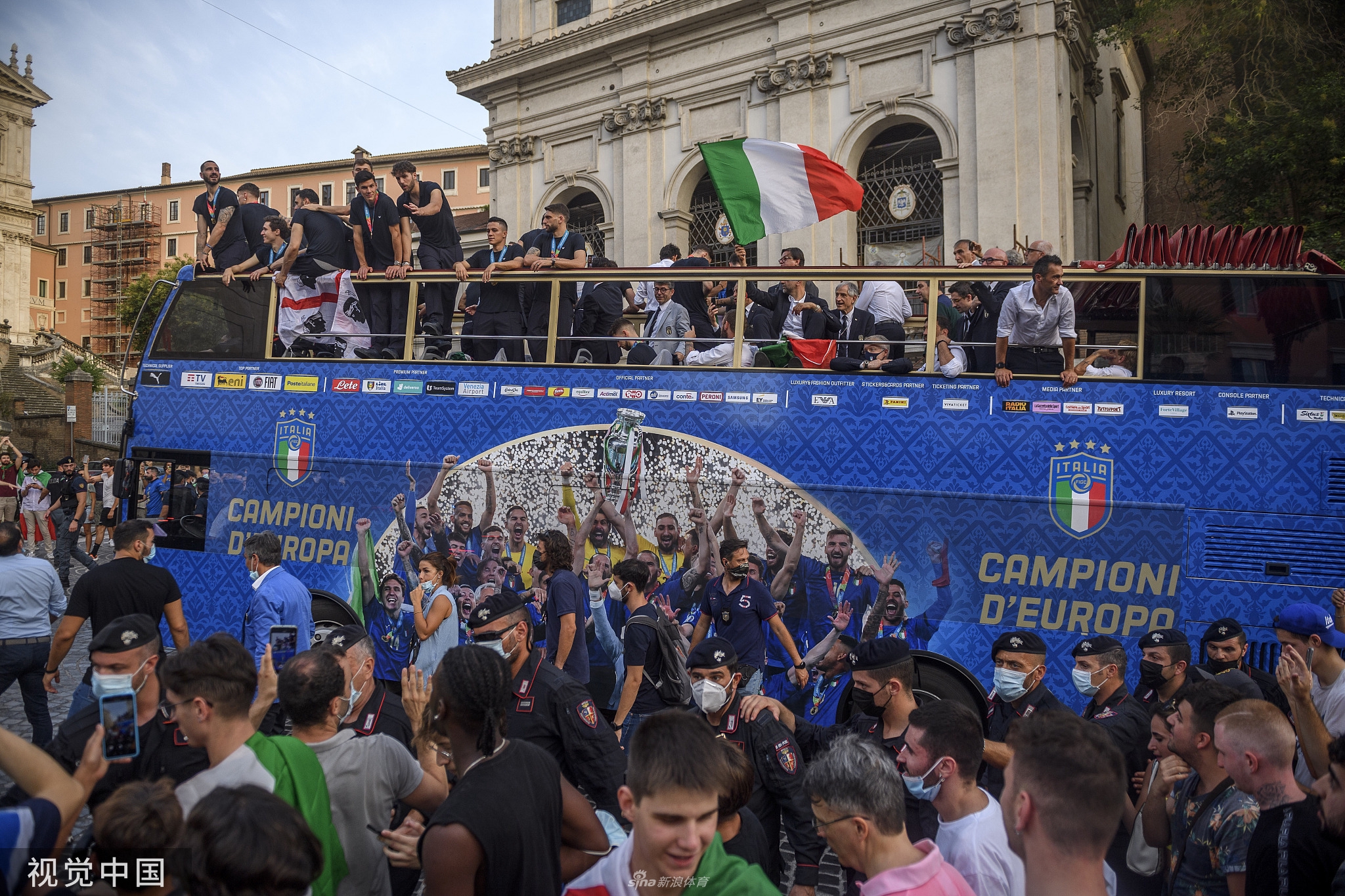 意大利举行欧洲杯夺冠巡游 罗马街头人头攒动
