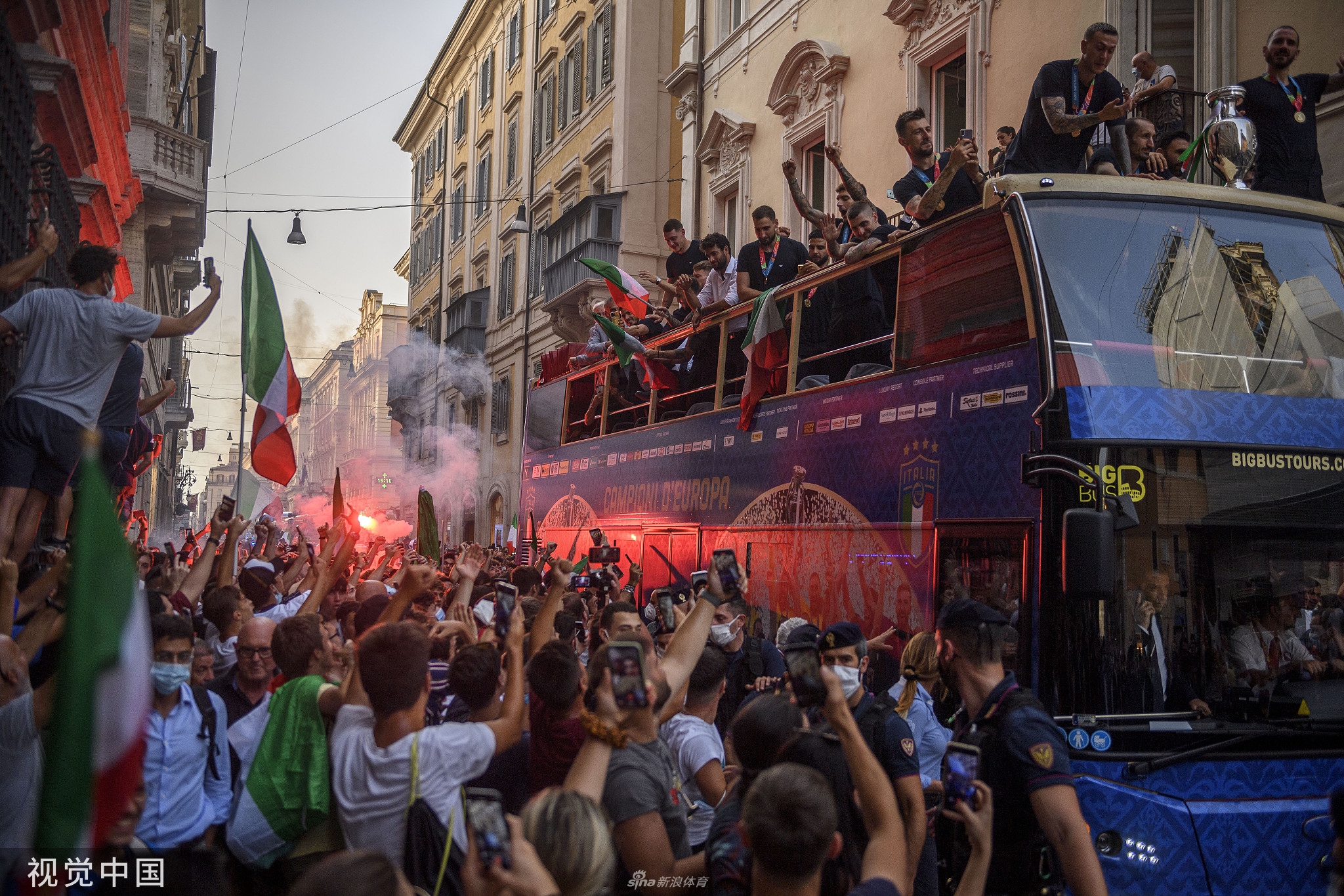 意大利举行欧洲杯夺冠巡游 罗马街头人头攒动