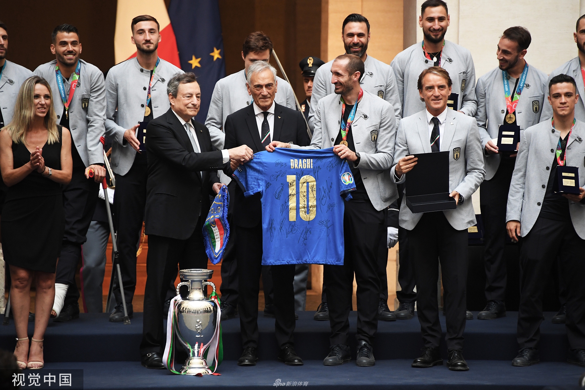 意大利举行欧洲杯夺冠巡游 罗马街头人头攒动