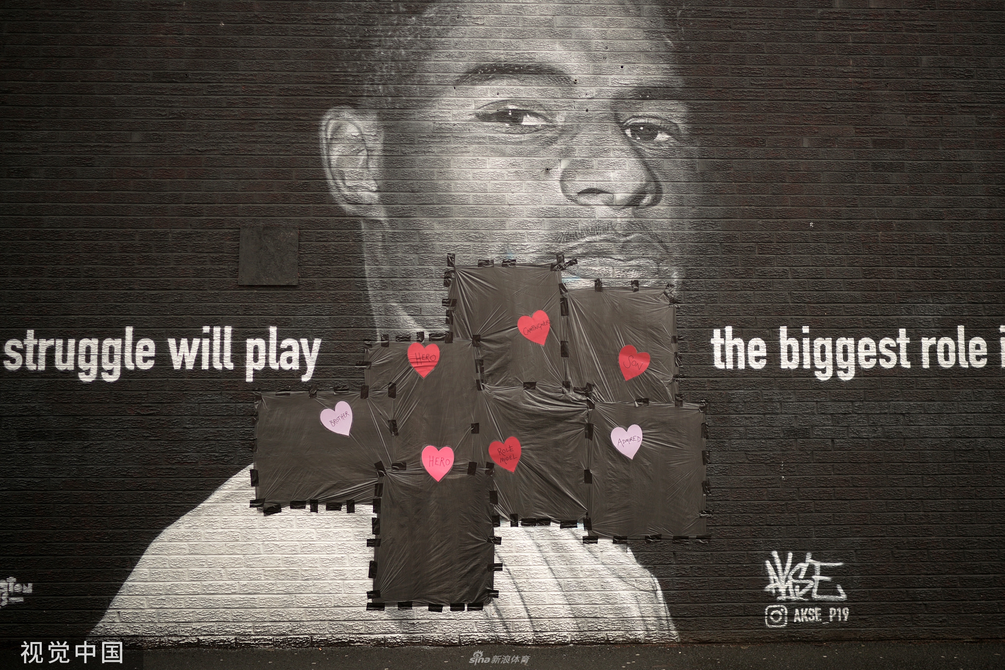 拉什福德街头壁画遭破坏 暖心路人贴便签鼓励支持