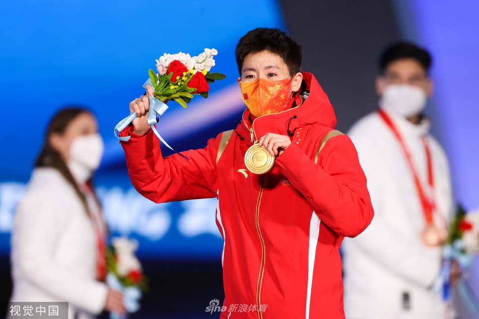 中国首金！短道速滑混合团体接力颁奖仪式
