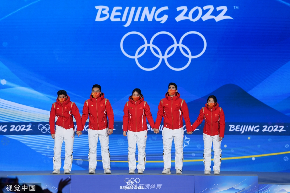 中国首金！短道速滑混合团体接力颁奖仪式