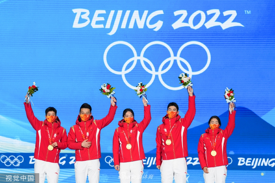 中国首金！短道速滑混合团体接力颁奖仪式