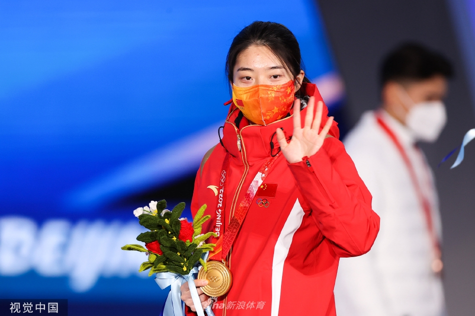 中国首金！短道速滑混合团体接力颁奖仪式