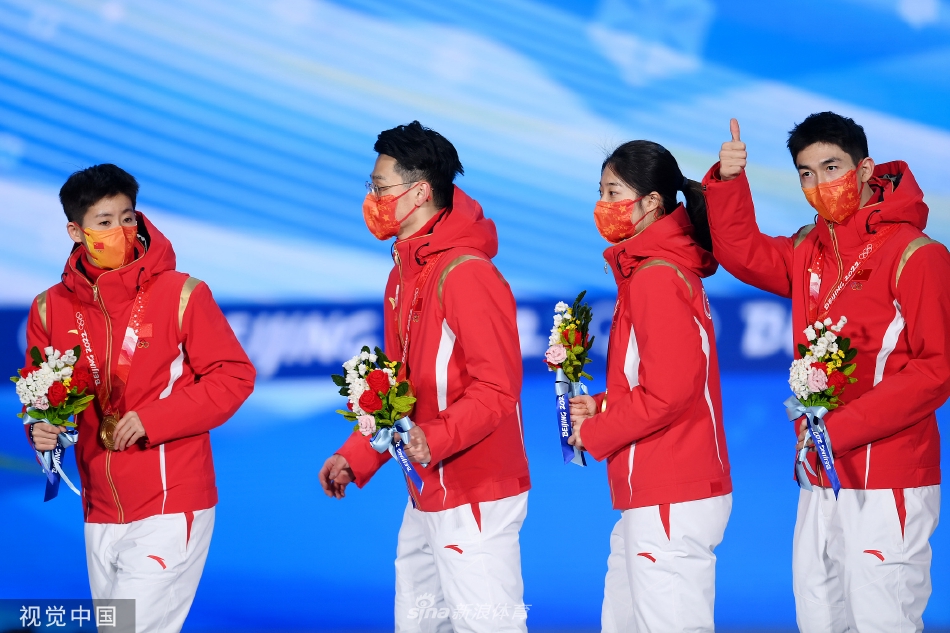 中国首金！短道速滑混合团体接力颁奖仪式