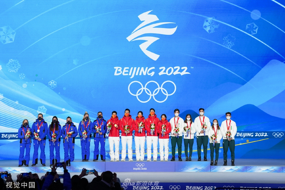 中国首金！短道速滑混合团体接力颁奖仪式