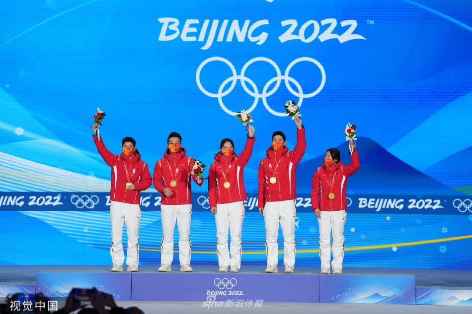 中国首金！短道速滑混合团体接力颁奖仪式