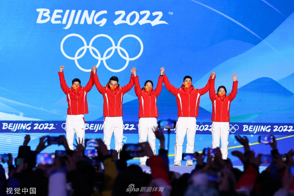 中国首金！短道速滑混合团体接力颁奖仪式