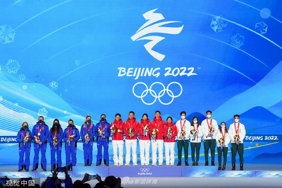 中国首金！短道速滑混合团体接力颁奖仪式