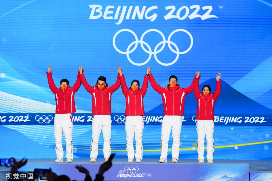 中国首金！短道速滑混合团体接力颁奖仪式