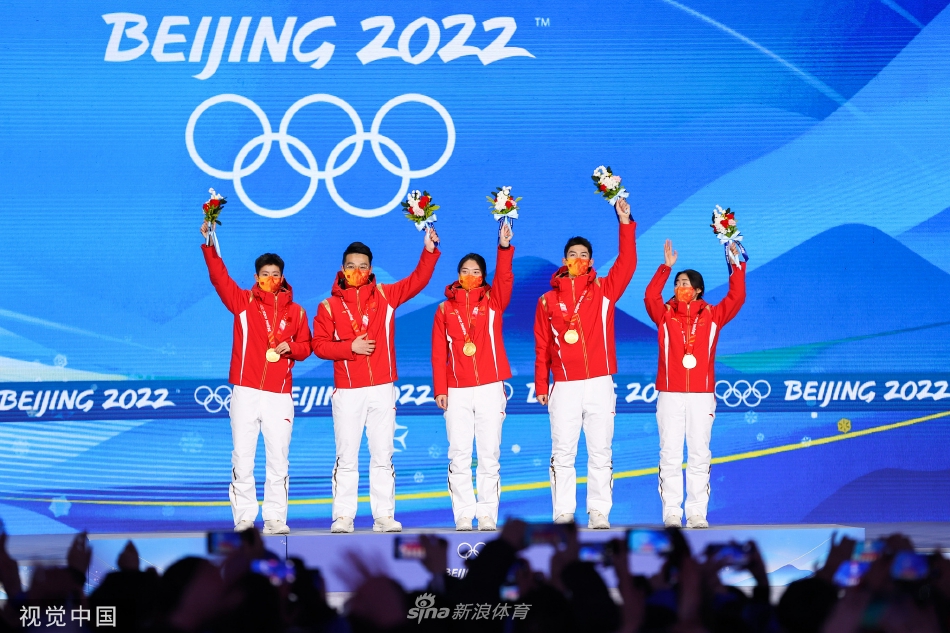 中国首金！短道速滑混合团体接力颁奖仪式