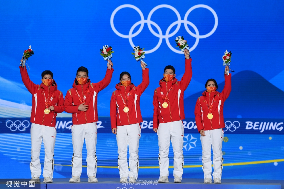 中国首金！短道速滑混合团体接力颁奖仪式