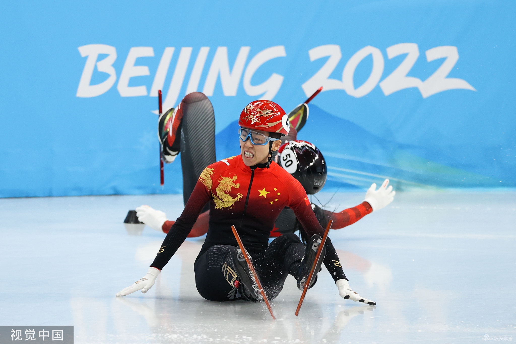 范可欣被撞出赛道