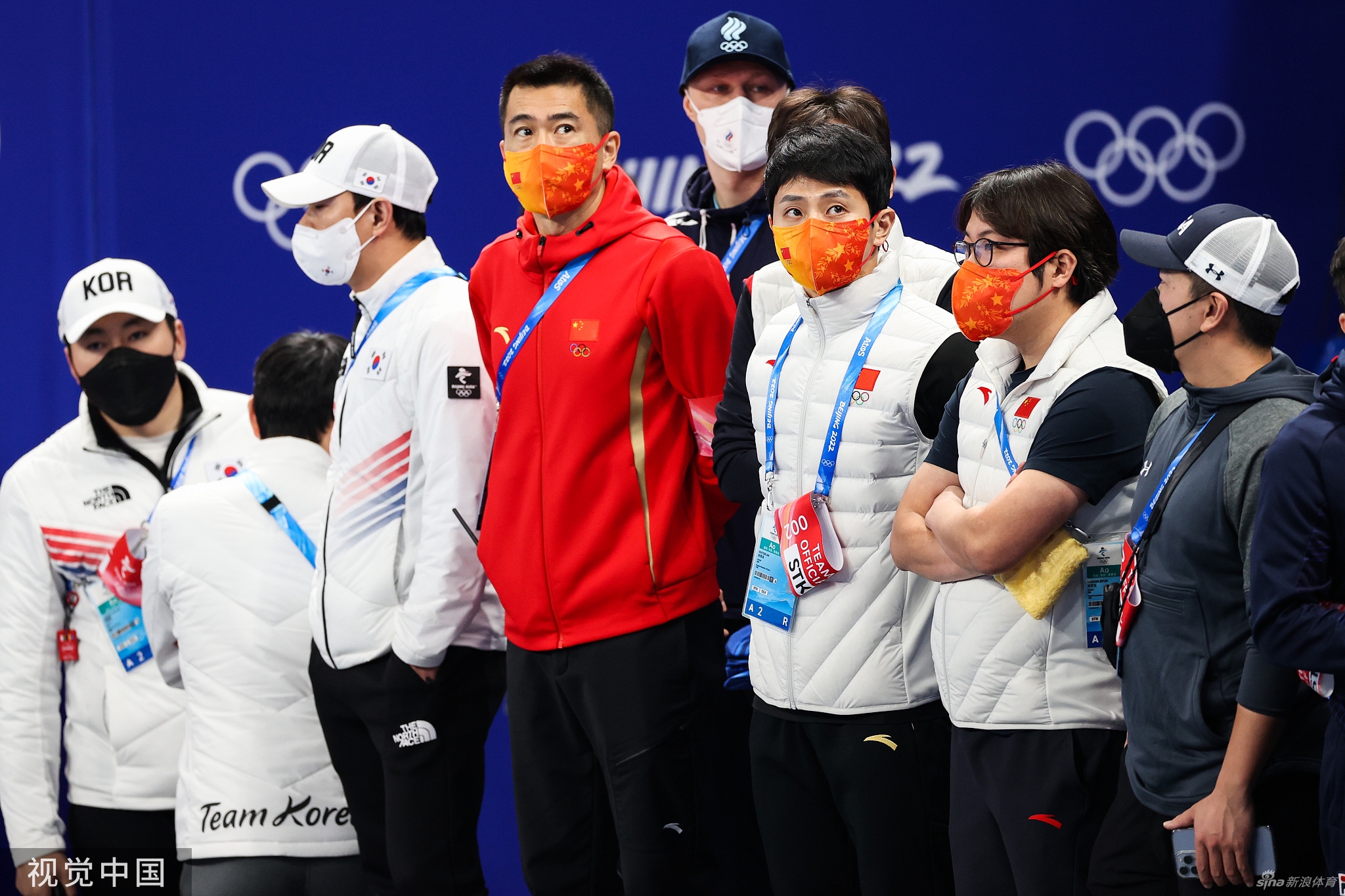 速滑500米范可欣被撞出赛道 张雨婷被犯规直接晋级