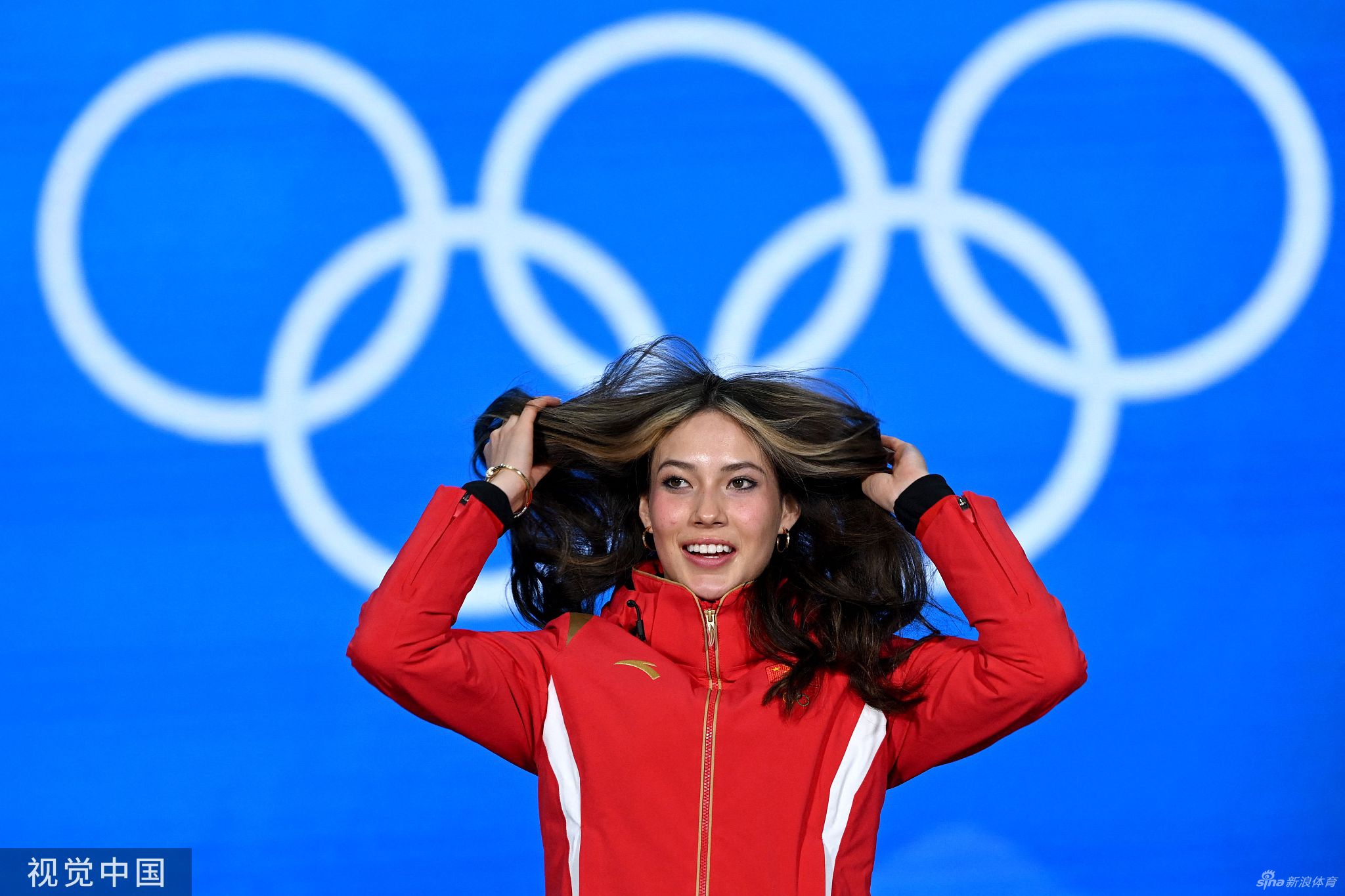 感受冠军滋味！谷爱凌获颁金牌