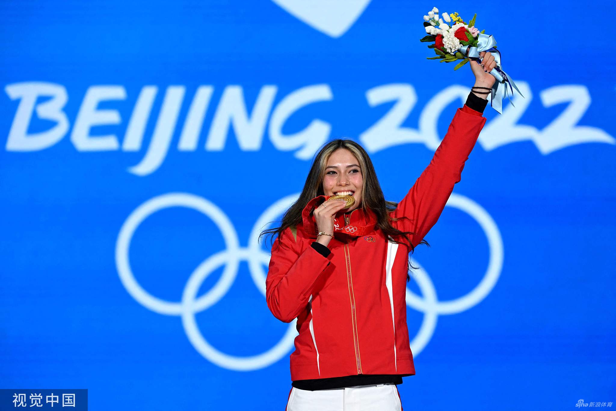 感受冠军滋味！谷爱凌获颁金牌